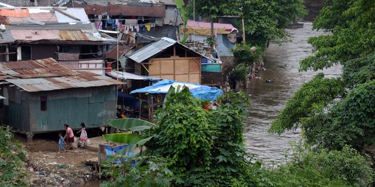 Dulang Untung di Atas Bantaran Terlarang Kali Ciliwung