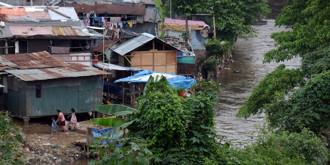 Dulang Untung di Atas Bantaran Terlarang Kali Ciliwung