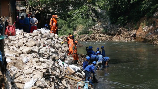 bisnis tempe di bantaran ciliwung