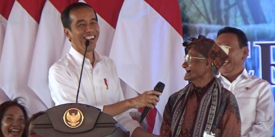 Jokowi Bagi-bagi Sertifikat Tanah dan Sepeda di Kupang