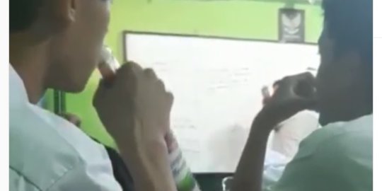 Polisi Usut Video Viral Pelajar Tenggak diduga Minuman Keras dalam Kelas
