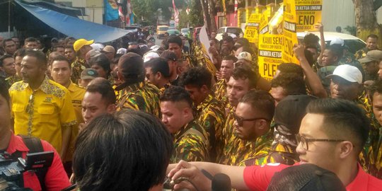 Desak Pleno, Massa AMPG Demo di DPP Partai Golkar