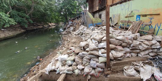 Warga Sebut Puing Reklamasi Kali Ciliwung Bekas Proyek Pemprov DKI