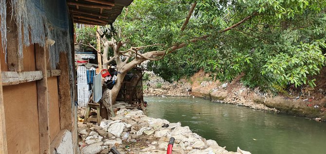 warga bikin tanggul bantaran kali ciliwung