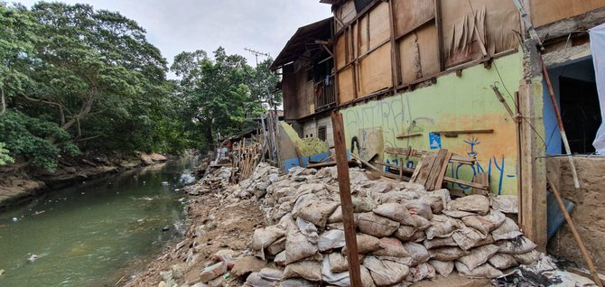 warga bikin tanggul bantaran kali ciliwung