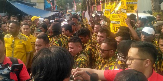 Geruduk Kantor DPP Golkar, Massa AMPG Dorong Ketum Gelar Rapat Pleno