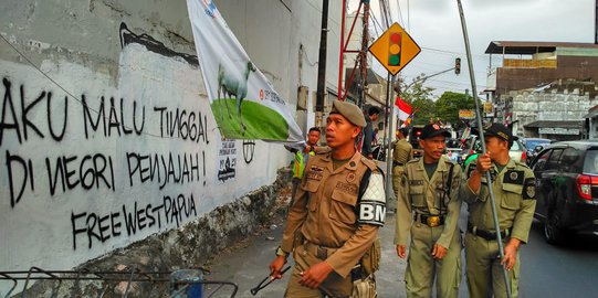 Satpol PP Solo Hapus Tulisan Terkait Papua di Sejumlah Bangunan