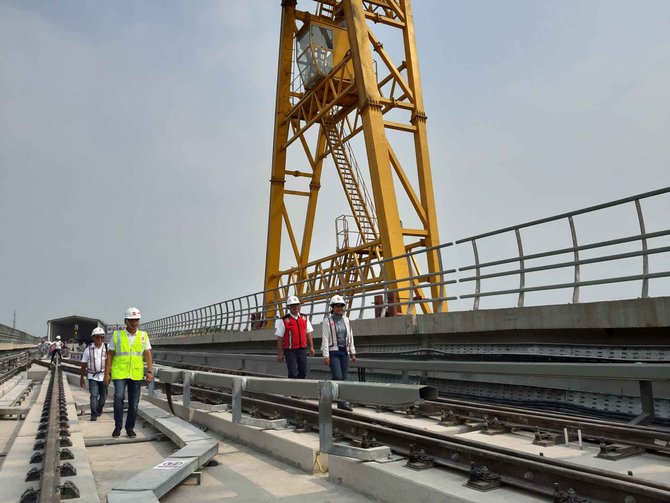 menteri rini tinjau stasiun lrt cibubur cawang