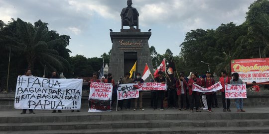 Demo Soal Papua, Mahasiswa di Solo Bawa Spanduk Isi Ajakan Damai