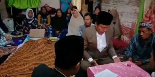 Sejoli Asal Palembang Ini Menikah di Samping Jenazah Ibu