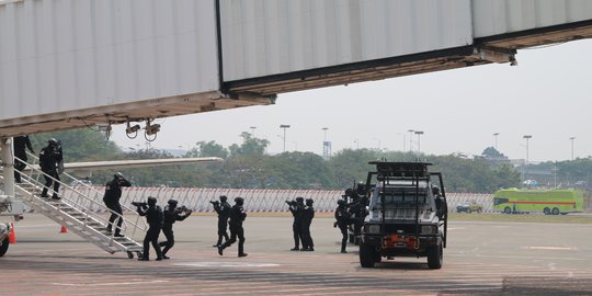 Simulasi Pembebasan Sandera di Bandara Diwarnai Aksi Pembajakan Pesawat