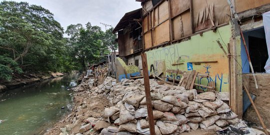 Mengadu Nasib di Pinggir Kali Ciliwung