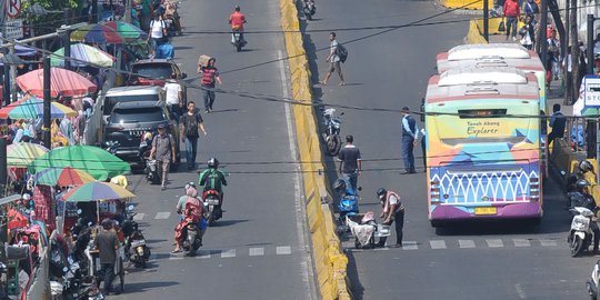 Soal PKL di Trotoar Tanah Abang, Anies Diingatkan Tak Dorong Warga Langgar Aturan