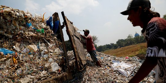 Sampah Impor Itu Menjadi Berkah Bagi Warga Desa Bangun