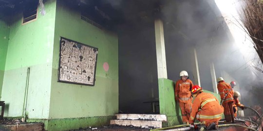 Bangunan di Kompleks Kampus IISIP Jakarta Terbakar