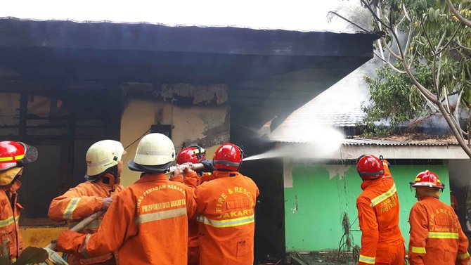 kampus iisip jakarta terbakar