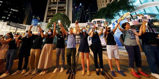 Terinspirasi Perlawanan Baltik, Demonstran Hong Kong Bentuk Rantai Manusia