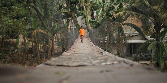 Kondisi Memprihatinkan Jembatan Gantung di Srengseng Sawah