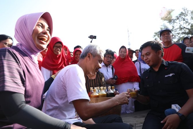 gubernur ganjar minum jamu di wonogiri