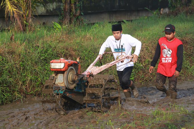 santri milenial membajak sawah