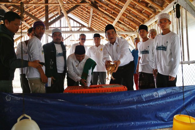 santri milenial membajak sawah