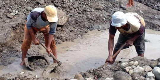 Kekeringan, Warga Karawang Gali Bebatuan di Sungai Mengering Demi Dapatkan Air
