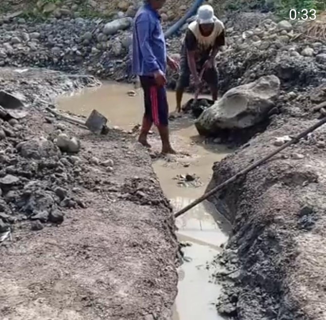 warga karawang gali bebatuan di sungai mengering untuk dapatkan air