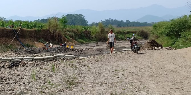 warga karawang gali bebatuan di sungai mengering untuk dapatkan air