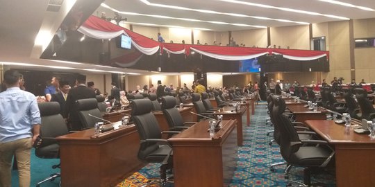 Dilantik Hari Ini, Calon Anggota DPRD DKI Bersama Keluarga Mulai Datang