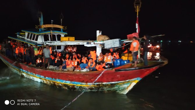 tim sar lakukan penyisiran di lokasi terbakarnya km santika nusantara