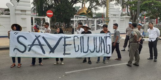 Sungai Ciujung Menghitam Akibat Limbah Pabrik, Mahasiswa Demo Bupati Serang