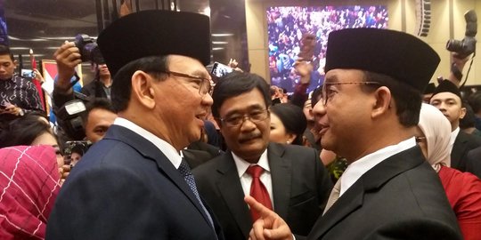 Ahok dan Anies Cipika Cipiki serta Tertawa Bersama Usai Pelantikan Anggota DPRD DKI