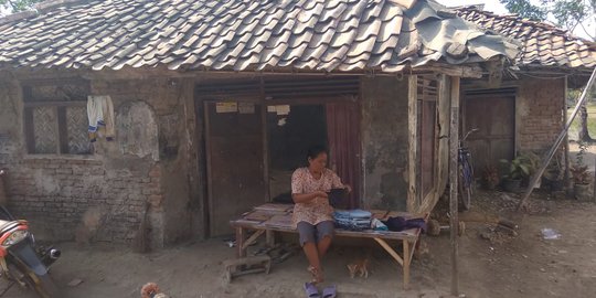 Potret Kemiskinan di Subang, Satu Keluarga Tinggal di Gubuk Reyot yang Gelap Gulita