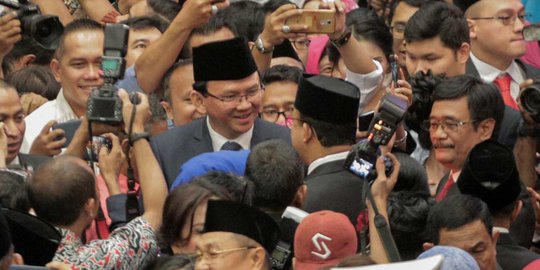 Keakraban Ahok dan Anies di Pelantikan Anggota DPRD DKI