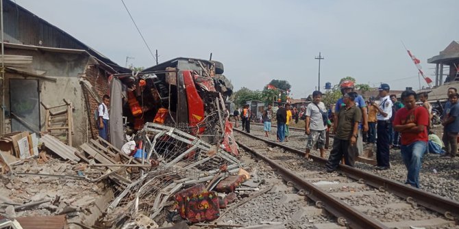 Terobos Perlintasan Tanpa Palang, Bus Agra Mas Ringsek Tertabrak Kereta