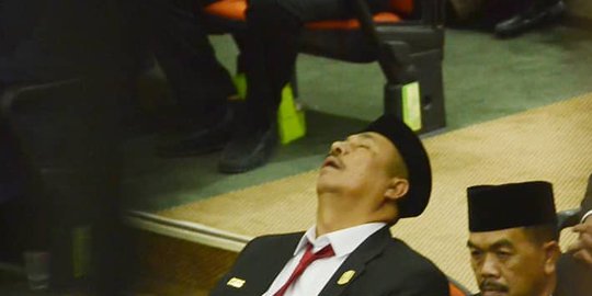 Kelakuan Anggota DPRD Bekasi Tidur saat Pelantikan Viral di Medsos