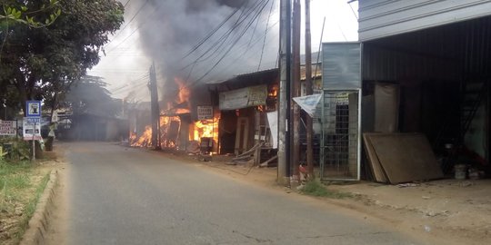 Kebakaran Hanguskan 7 Kios di Depok, Diduga Akibat Korsleting Listrik