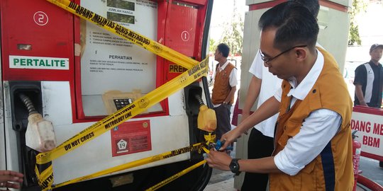 Petugas Segel Mesin Pompa BBM di 2 SPBU Kawasan Badung yang Terbukti Curang