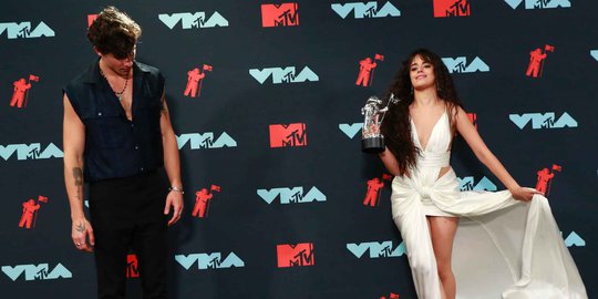 Penampilan Selebriti Dunia dengan Gaya Busana Mencolok di MTV VMA