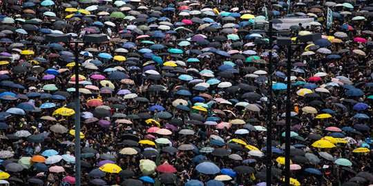Beringasnya Demonstran Hong Kong, Rusak MRT sampai Lempar Molotov