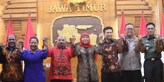 Gubernur Papua dan Jatim Gelar Upacara Adat Bakar Batu di Surabaya