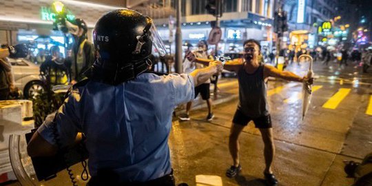 Foto Demonstran Hong Kong Ini Viral karena Dramatisnya Mirip Tragedi Tiananmen