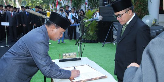 Pelantikan di Mal Pelayanan Publik, Bupati Anas Angkat Mujiono Jadi Sekda Banyuwangi