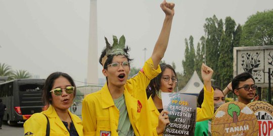 Aksi Mahasiswa UI dan Walhi Tolak PP OSS di Istana Merdeka