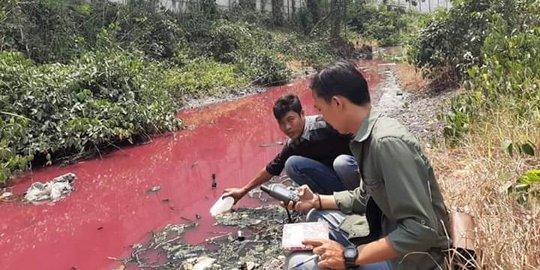 Polisi Gandeng Dinas Lingkungan Hidup Serang Selidiki Warna Sungai Berubah Merah
