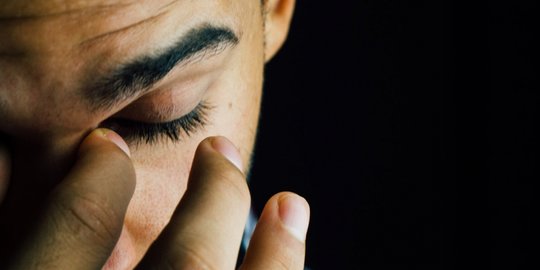 4 cara terhindar dari stress eating yang mungkin membuat berat badanmu meningkat