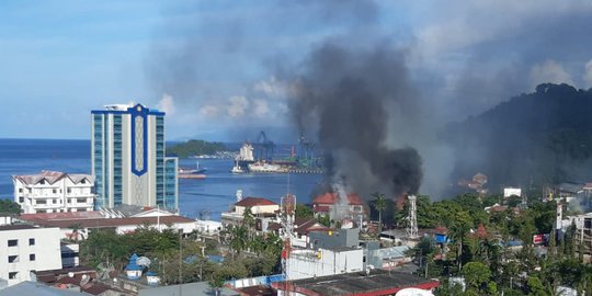 Situasi Jayapura Memanas, Kawat Berduri Dipasang di Objek Vital