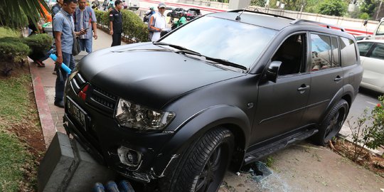 Mobil Pajero Tabrak Trotoar di Jalan Rasuna Said