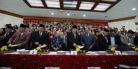 Potong Tumpeng Warnai Rapat Paripurna DPR dan DPD di Senayan