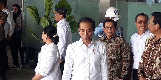 Momen Jokowi dan Iriana Nonton Wayang Kulit dengan Warga Purwarejo